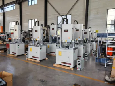 Double Column Electronic Universal Testing Machine Image 4